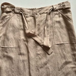 Skirt with pockets, zipper, button and cute belt to tie in the front